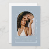 Dusty Blue Boho Arch写真QRコード救日付 招待状 (正面/裏面)