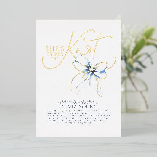 Dusty Blue Bow She's Tying The Knot Bridal Shower 箔招待状 (立ち正面)