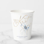 Dusty Blue Bow She's Tying the Knot Bridal Shower 紙コップ<br><div class="desc">Add a charming and unique touch to your “She’s Tying the Knot” bridal shower with these elegant dusty blue and gold bow paper cups. Featuring a delicate watercolor ribbon, they bring just the right amount of sweetness and sophistication to your table decor. Perfect for serving bubbly, punch, or any festive...</div>
