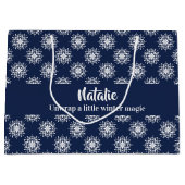 Dusty Blue Christmas Snowflake Magic ラージペーパーバッグ (正面)