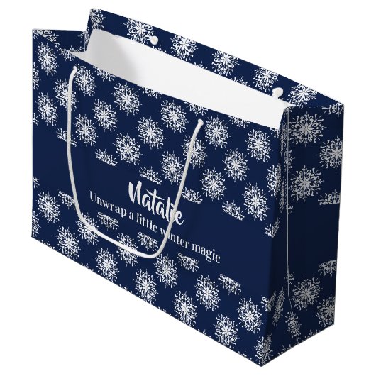 Dusty Blue Christmas Snowflake Magic ラージペーパーバッグ (正面アングル)
