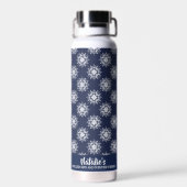 Dusty Blue Christmas Snowflake Monogram ウォーターボトル (背面)