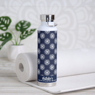 Dusty Blue Christmas Snowflake Monogram ウォーターボトル