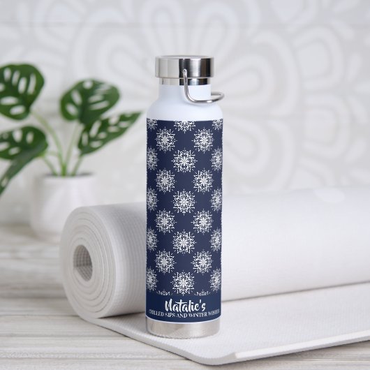 Dusty Blue Christmas Snowflake Monogram ウォーターボトル (ヨガ (回転後))