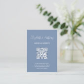 Dusty Blue Elegant Script | QR Code Wedding RSVP エンクロージャーカード (スタンド正面)