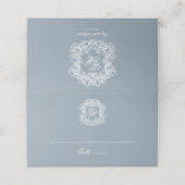 Dusty Blue Elegant Vintage Crest Monogram Wedding プレイスカード (外部開封)