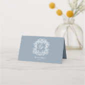Dusty Blue Elegant Vintage Crest Monogram Wedding プレイスカード (裏面)