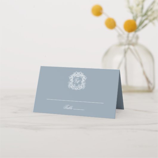 Dusty Blue Elegant Vintage Crest Monogram Wedding プレイスカード (正面)