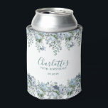 Dusty Blue Floral 70th Birthday Custom 缶クーラー<br><div class="desc">誕生日エレガントパーティーでクーラーできる。ダスティ縁どブルな青い牡丹とバラの2つの編集可能な文字の3行を取り囲む。</div>