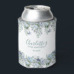 Dusty Blue Floral 70th Birthday Custom 缶クーラー<br><div class="desc">誕生日エレガントパーティーでクーラーできる。ダスティ縁どブルな青い牡丹とバラの2つの編集可能な文字の3行を取り囲む。</div>