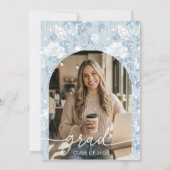 Dusty Blue Floral Arch Graduation Invite 招待状 (裏面)