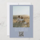Dusty Blue Floral Botanical Photo QR Code Wedding 招待状 (裏面)
