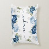 Dusty Blue Floral Elegant Script Monogram アクセントクッション (正面(垂直))