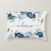 Dusty Blue Floral Elegant Script Monogram アクセントクッション (裏面)