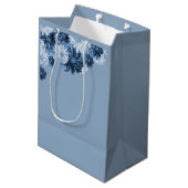 Dusty Blue Floral Wedding Favor Gift Bag ミディアムペーパーバッグ (裏面アングル)