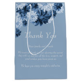 Dusty Blue Floral Wedding Favor Gift Bag ミディアムペーパーバッグ (正面)