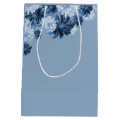 Dusty Blue Floral Wedding Favor Gift Bag ミディアムペーパーバッグ (裏面)