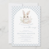 Dusty Blue Little Bunny Gingham Arch Baby Shower 招待状 (正面)