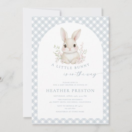 Dusty Blue Little Bunny Gingham Arch Baby Shower 招待状 (正面)