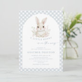 Dusty Blue Little Bunny Gingham Arch Baby Shower 招待状 (スタンド正面)
