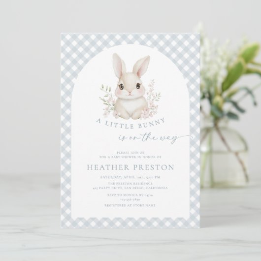 Dusty Blue Little Bunny Gingham Arch Baby Shower 招待状 (スタンド正面)