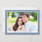 Dusty Blue Minimalistフォトスクリプエレガントト結婚の 招待状 (裏面)