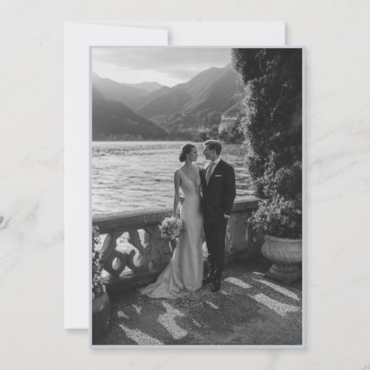 Dusty Blue Olive Branch Monogram Photo Wedding 招待状 (裏面)