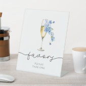 Dusty Blue Petals & Prosecco Bridal Shower Favors 台座サイン (インサイチュ)