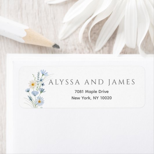 Dusty Blue Sage Wildflower Wedding Return Address ラベル (インサイチュ)