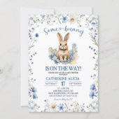 Dusty Blue Wildflower Bunny baby shower 招待状 (正面)