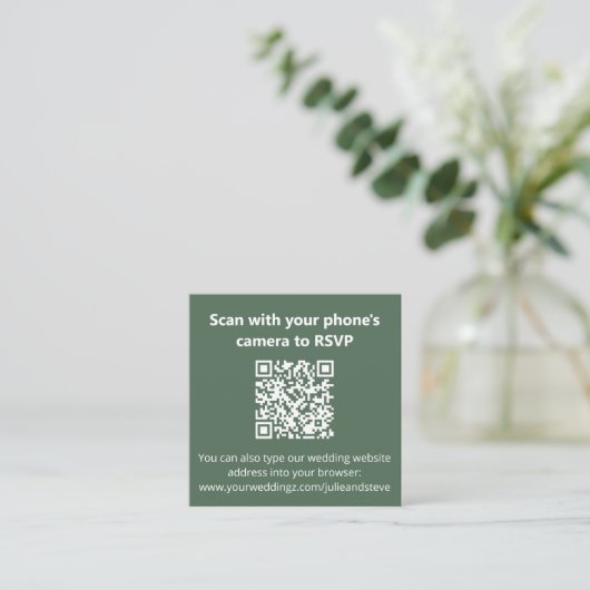 Dusty Sage Green Monogram QR Code Wedding Website エンクロージャーカード (スタンド正面)