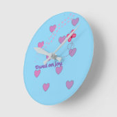 dwell on joy hearts and paw prints round clock ラウンド壁時計 (傾斜)