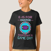Eは毎日がゲームデーであることを意味する Tシャツ (正面)
