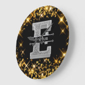 Eイニシャルパーソナライズされたシルバーモノグラムあなたの名前 ラージ壁時計 (傾斜)