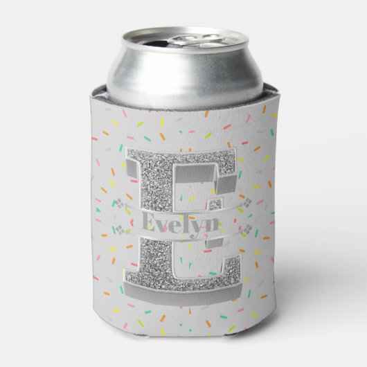 Eイニシャルパーソナライズされたシルバーモノグラムあなたの名前 缶クーラー (缶正面)