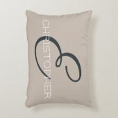 Eイニシャル名パーソナライズされたニュートラルタウプタン アクセントクッション (正面(垂直))