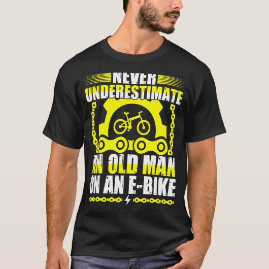 Eバイクに乗った老人を決して過小評価しない Tシャツ (正面)