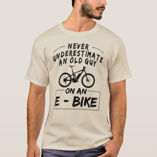 Eバイクに乗った老人を甘く見るな！T士 Tシャツ (正面)