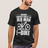Eバイクのサイクルを持つ老人を決して過小評価しない Tシャツ (正面)