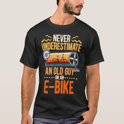 Eバイクのバイクに乗った老人を決して過小評価しない Tシャツ (正面)