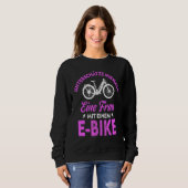Eバイクの女性の女性を決して過小評価しない スウェットシャツ (正面フル)