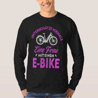 Eバイクの女性の女性を決して過小評価しない Tシャツ