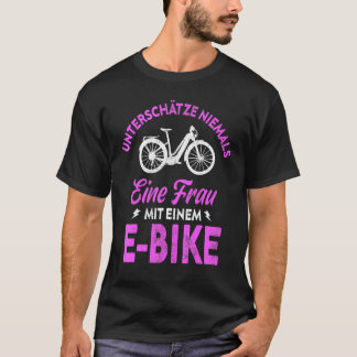 Eバイクの女性の女性を決して過小評価しない Tシャツ