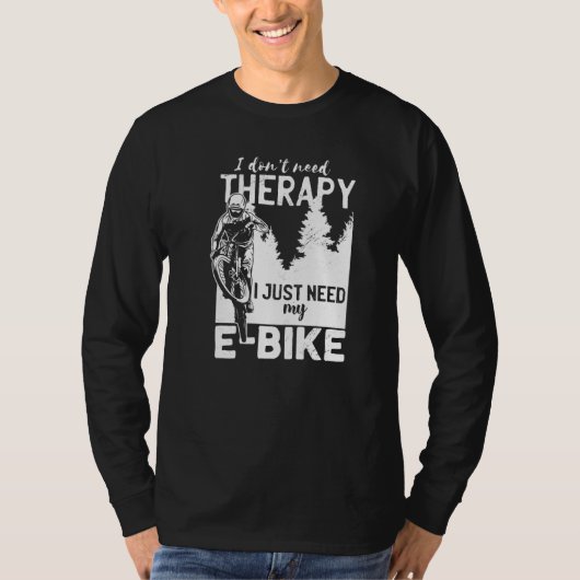 Eバイクもしくは自転車に乗る人クールサイクリング私はセラピーバイクSporを必要としない Tシャツ (正面)