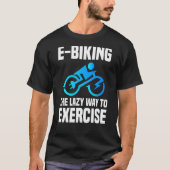 Eバイクもしくは自転車に乗る人スポーツエクササイズEサイクリングジョークEバイク Tシャツ (正面)