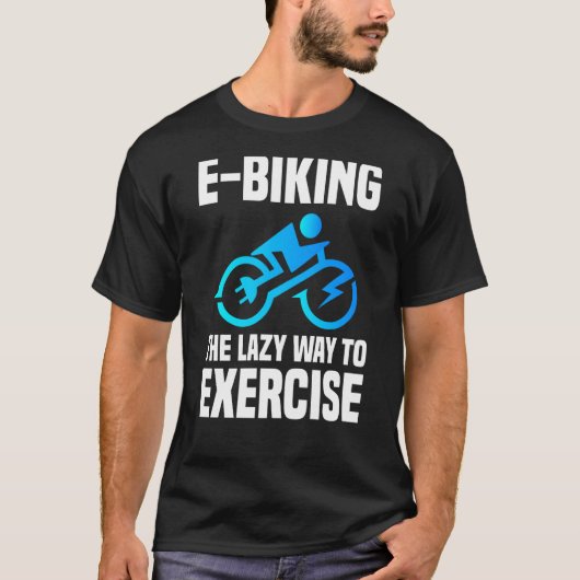 Eバイクもしくは自転車に乗る人スポーツエクササイズEサイクリングジョークEバイク Tシャツ (正面)