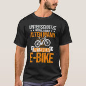 Eバイクを持つ老人を決して過小評価しない Tシャツ (正面)