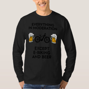 EバイクエレクトリックEサイクリングMTBバイクもしくは自転車に乗る人とビール Tシャツ