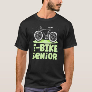Eバイクシニアバイクもしくは自転車に乗る人電気サイクリングサイクリスト Tシャツ