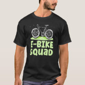 Eバイクスクワッドエレクトリックバイクもしくは自転車に乗る人サイクリストサイクリング Tシャツ (正面)